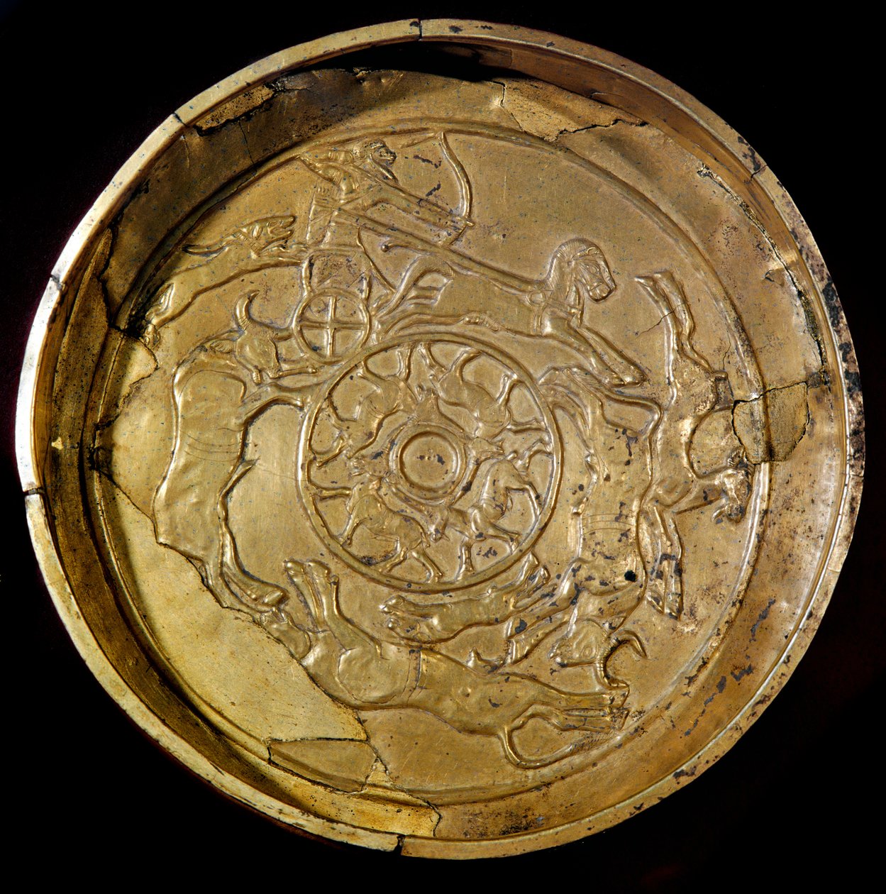 Fønikisk kunst: gullfat dekorert kongelig jaktscene. Fra Ras Shamra (Ugarit eller Ougarit) 1300-tallet f.Kr. Diameter 19 cm Paris, Louvre-museet av Phoenician