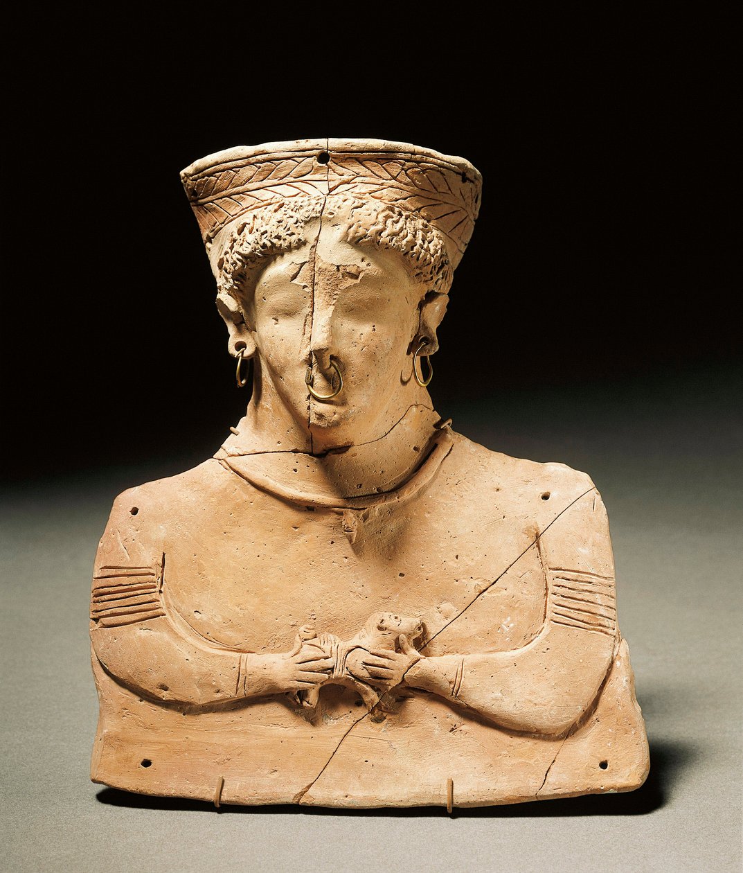 Fønikisk kunst: terrakottastatuett som representerer den guddommelige Tanit, hull i ører og nese. 3.-2. århundre f.Kr. Madrid, Nasjonalt arkeologisk museum av Phoenician