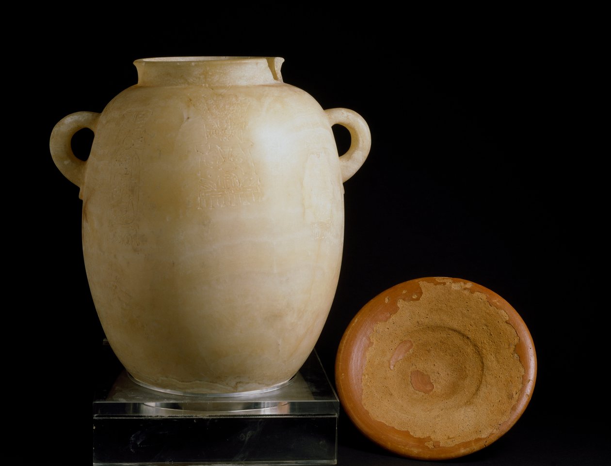 Fønikisk sivilisasjon: alabasturne og leirplate fra stedet til Laurita. 7. århundre f.Kr. Museo Arqueologico, Granada, Spania av Phoenician