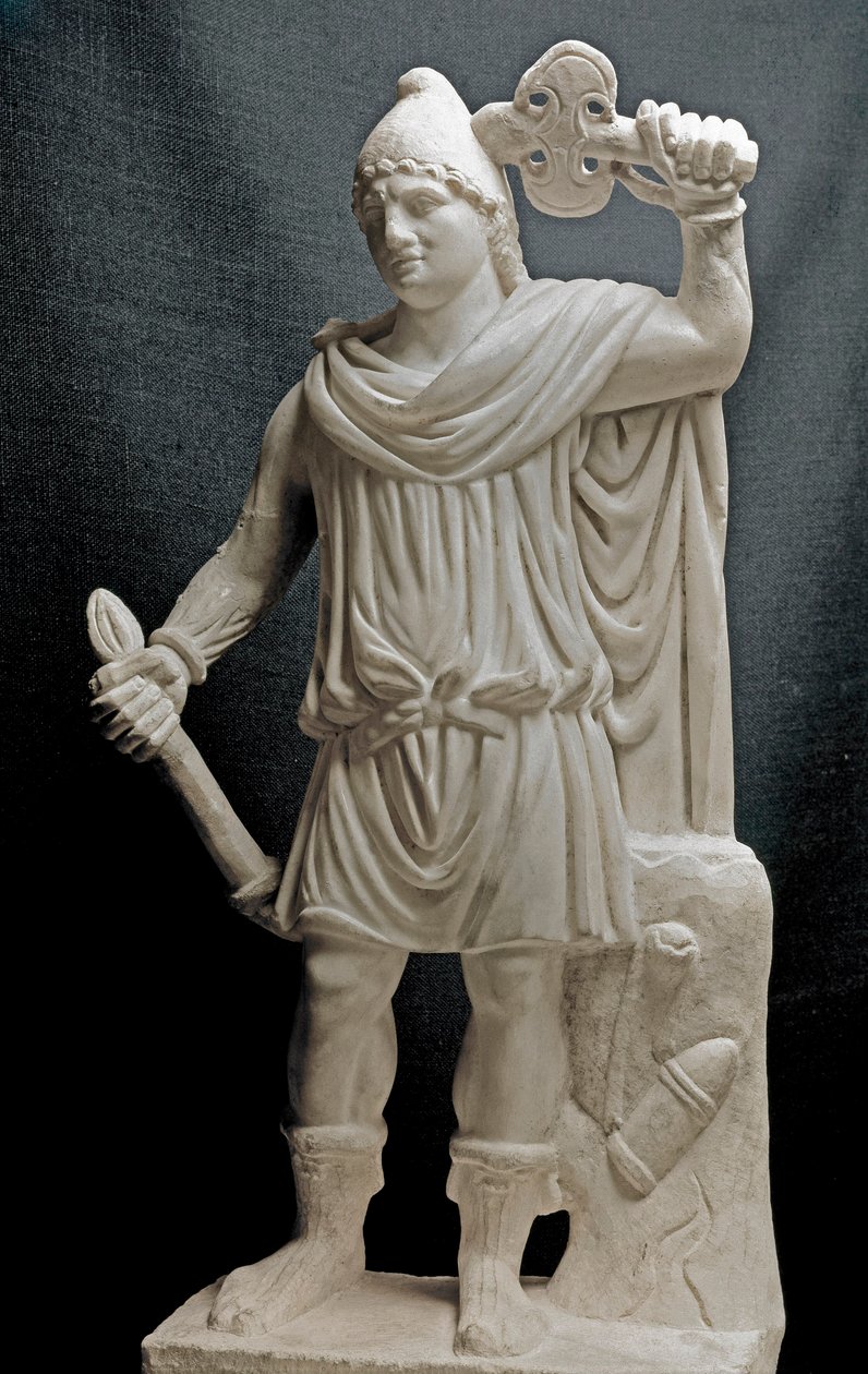 Fønikernes sivilisasjon: Mithraisk guddommelighet som holder en fakkel og en dobbel øks. 2. eller 3. århundre e.Kr. Marmor skulptur. Dim. 87 cm. Paris, Louvre-museet av Phoenician Phoenician