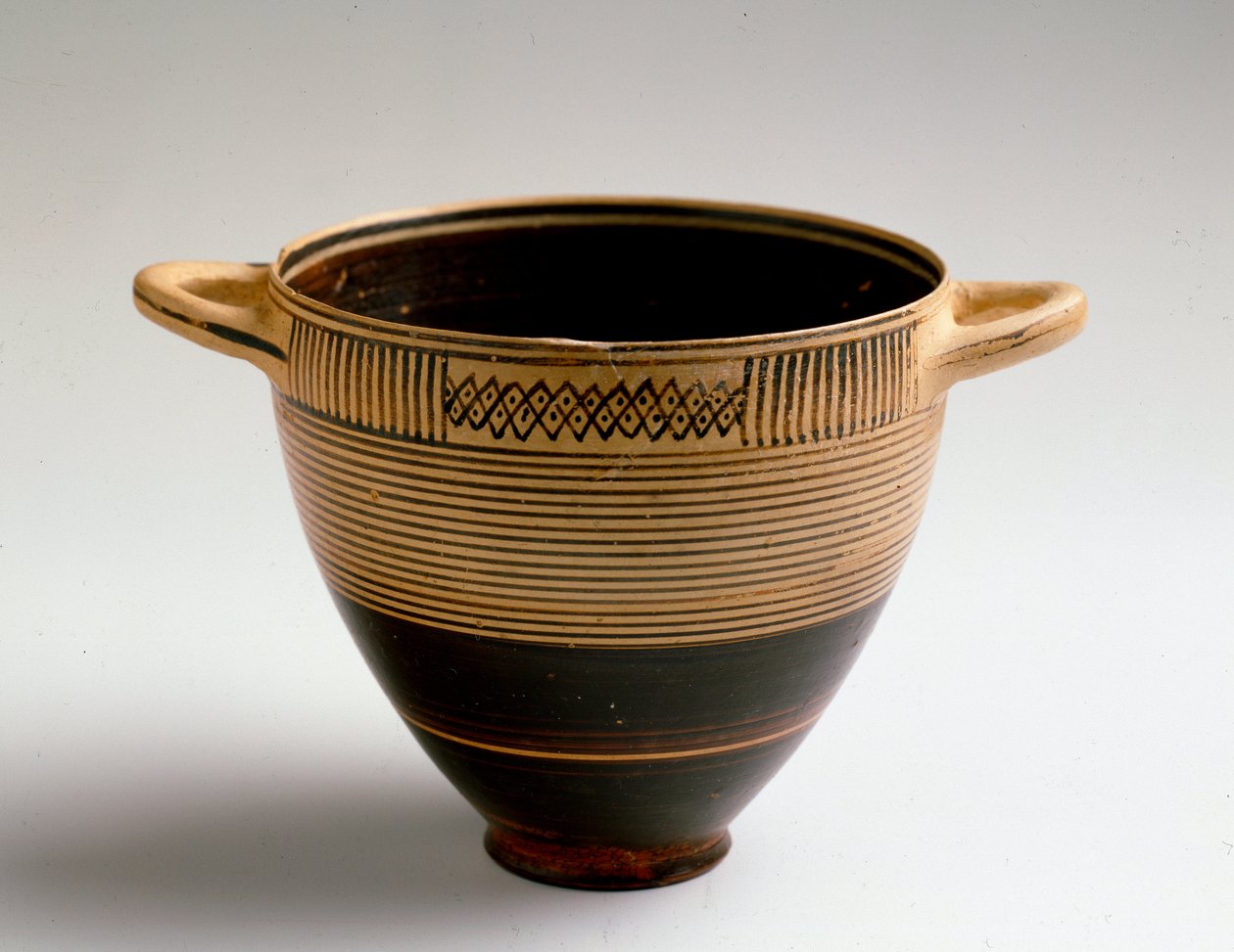 Fønikisk kunst: Kotyl-type skåret i malt leire. Fra Lauritia (Almunecar i Spania) Dim. 8x9,2 cm Granada, arkeologisk museum av Phoenician Phoenician