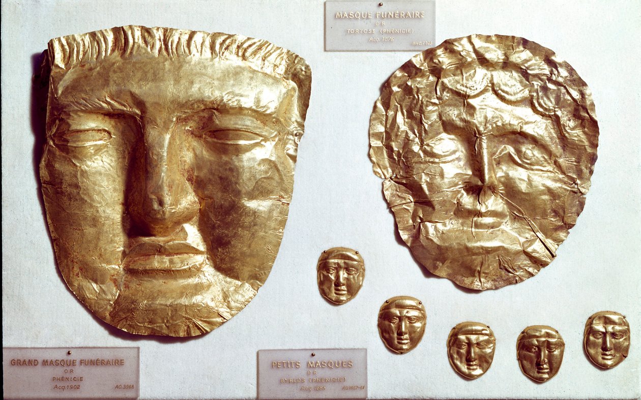 Fønikisk kunst: Store gullbladmasker i ansiktet til kvinne og mann og gruppe på fem små gullmasker i bunnen av Phoenician Phoenician