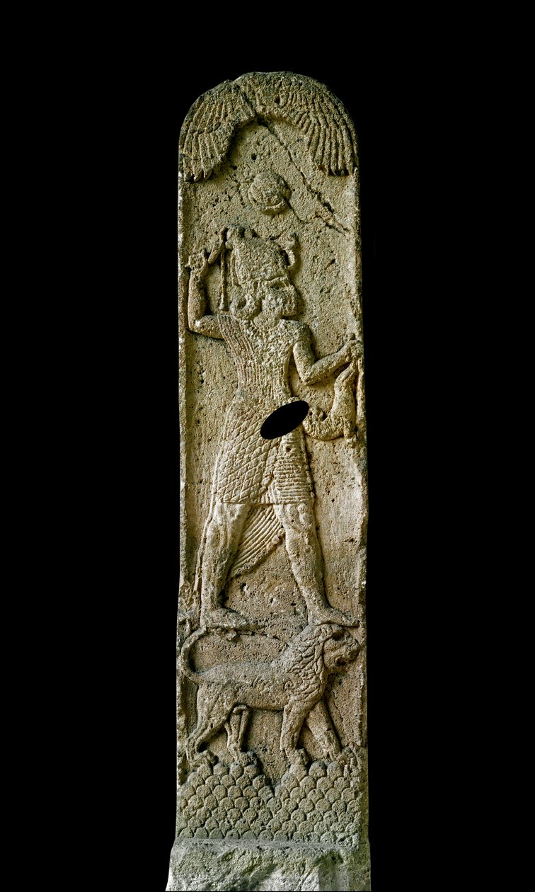 Fønikisk kunst: kalksteinstele kalt Amrit: sannsynligvis representerer Melquart (Melqart, Melkart eller Melkhart) på løven sin solskiven over ham. 6. eller 5. århundre f.Kr. Fra Amrit. Dim 180 cm Paris, Louvre-museet av Phoenician School