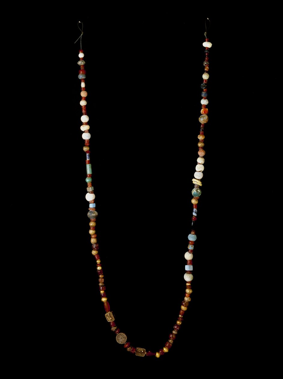 Fønikisk sivilisasjon: halskjede av gull, sølv, karneol og glasspasta. Dim. 97 cm 6. århundre f.Kr. Museum i Cartagena, Spania av Phoenician School