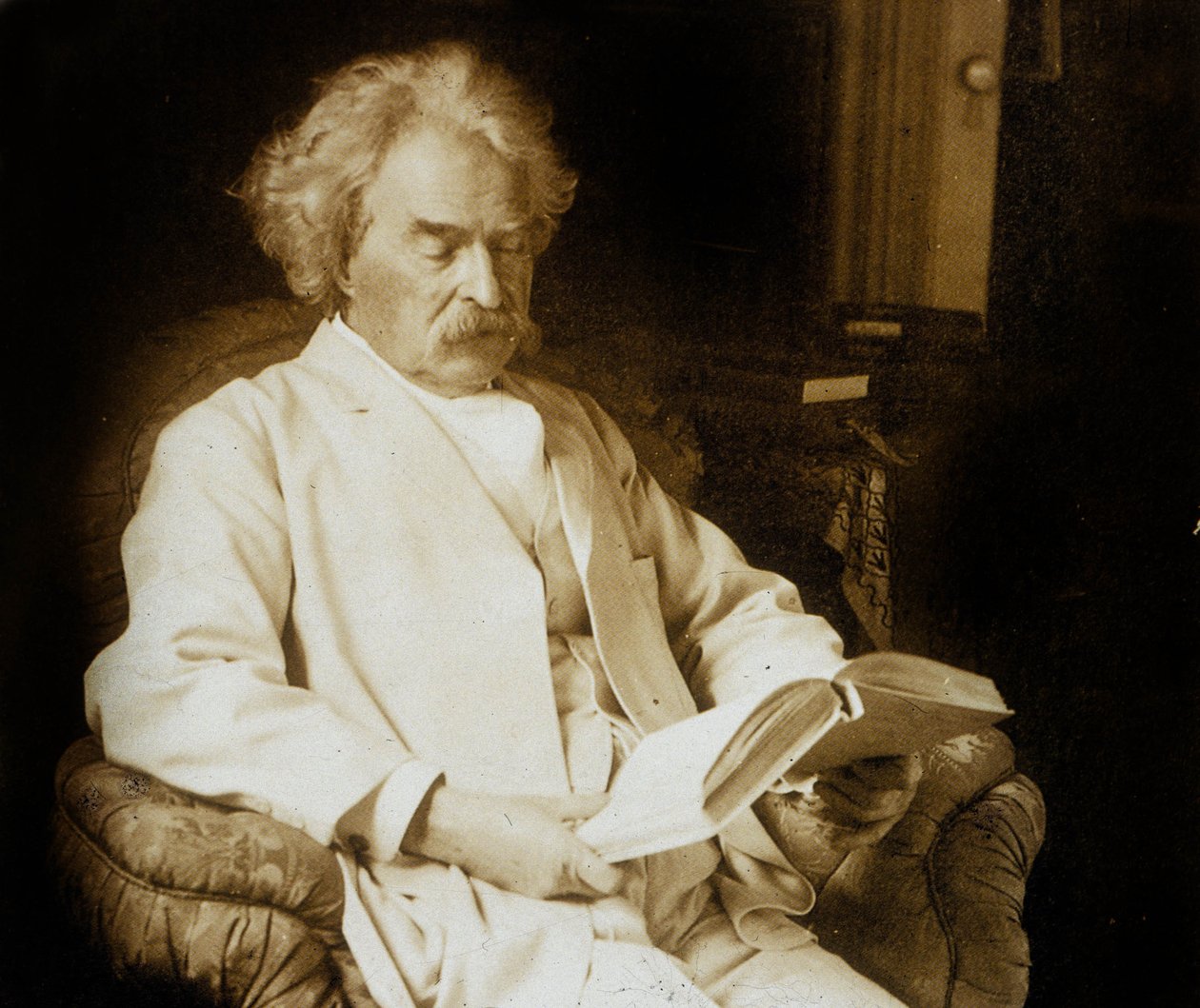 Mark Twain (Samuel Langhorne Clemens 1835-1910) amerikansk forfatter, her leser, c; 1910 av Photographer American