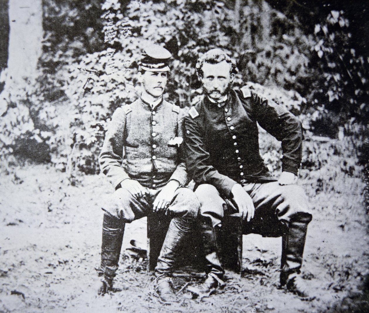Portrett av løytnant George A. Custer (1839-1876) (hattløs) med sin POW-løytnant Washington fra den konfødererte hæren, tatt til fange i mai 1862 (s/hv-foto) av Photographer American