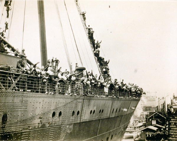 Mauretania i Sydney, mai 1940 (s/hvitt-bilde) av Photographer Australian