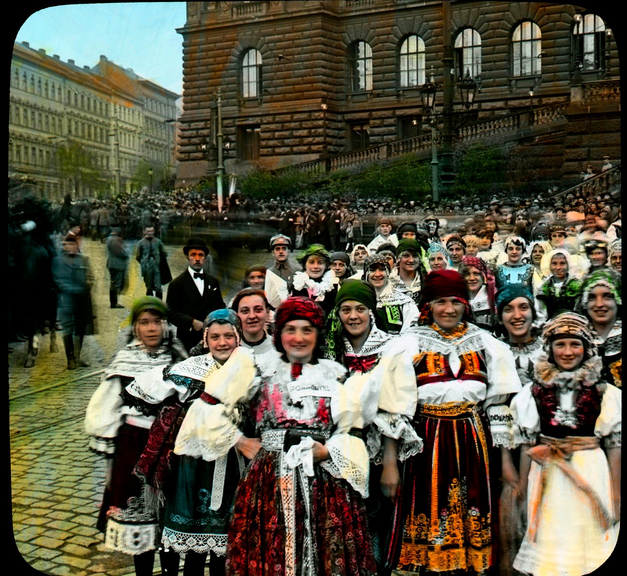 Unge kvinner i nasjonaldrakter, Wenceslas Square, Praha, Tsjekkoslovakia, ca. 1921 (bilde) av Photographer Czech