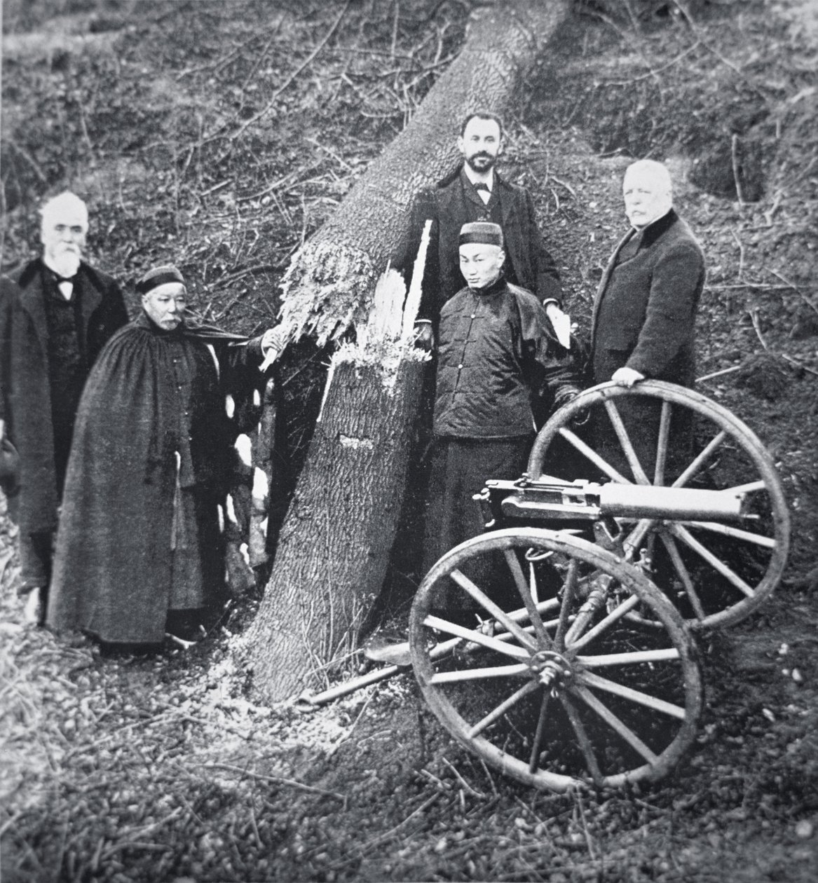 Hiram Maxim demonstrerer kraften til våpenet sitt for kinesiske myndighetspersoner (s/hvitt-bilde) av Photographer English