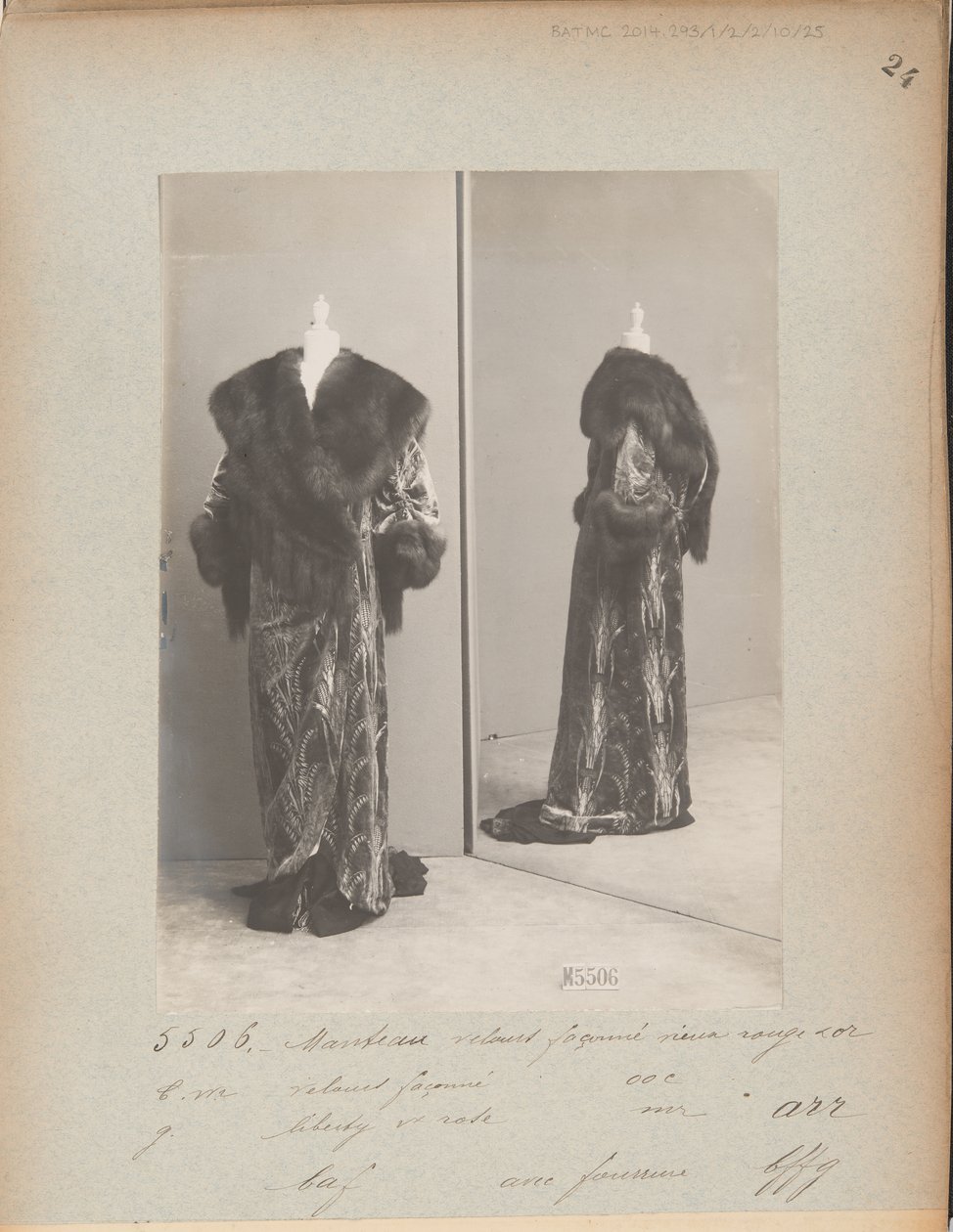 Albumside: House of Worth, Evening Coat av Photographer French