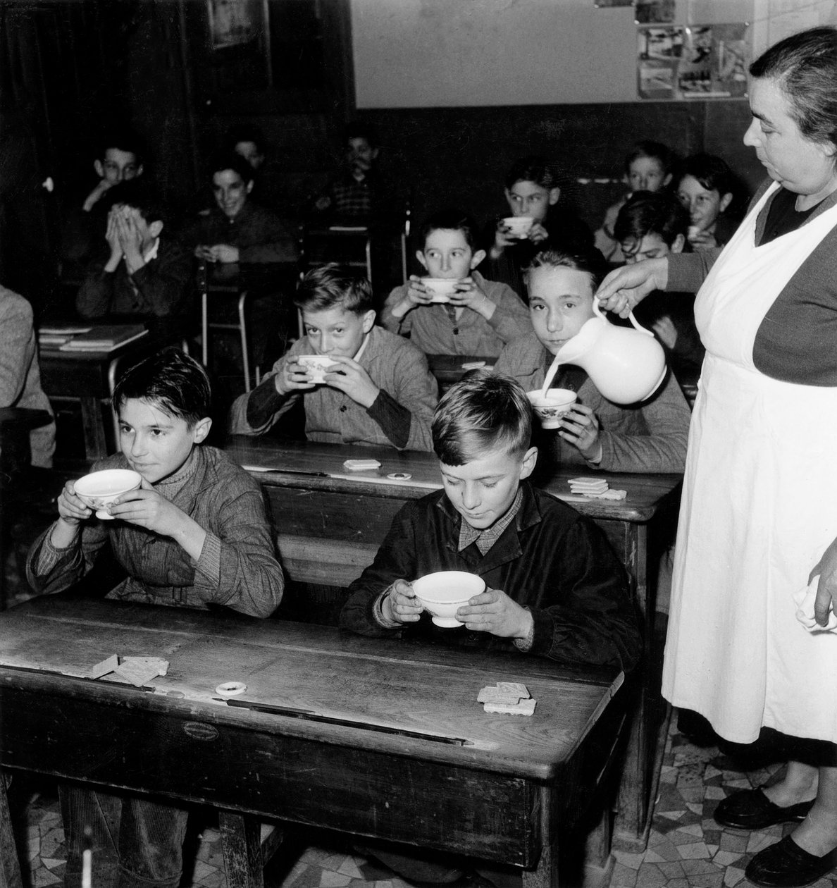 Gratis melk i franske skoler, 8. desember 1954 (s/hvitt-bilde) av Photographer French