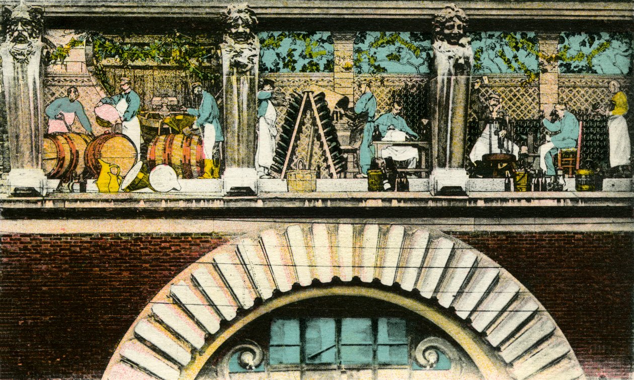Frise over døren som representerer de ulike stadiene av vinarbeidet, Reims, rue de Mars, inngangen til Maison des Champagnes Veuve Clicquot (Clicquot-Ponsardin) (farget postkort) av Photographer French