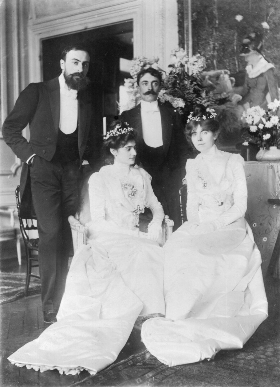 L-R: Ernest Rouart (1874-1942) og hans kone Julie Manet (1878-1967), Paul Valery (1871-1945) og hans kone Jeannie Gobillard (1877-1970), på dagen for deres ekteskap, mai 1900 (f/ w bilde) av Photographer French