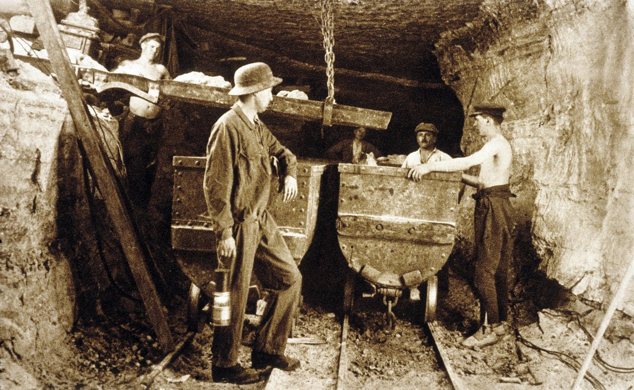 Gruvearbeidere i en potaskegruve, Alsace, ca. 1900 (s/hvitt bilde) av Photographer French