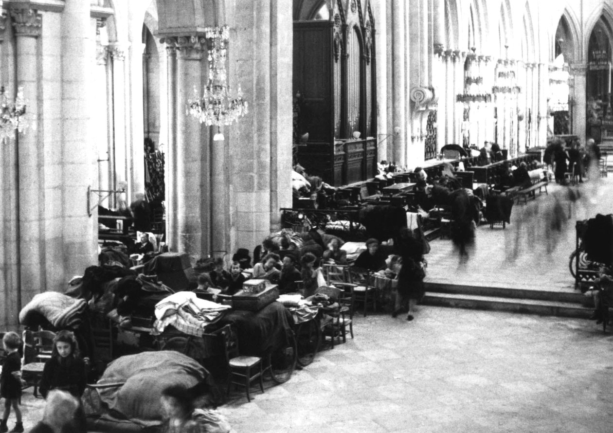Folk som søker tilflukt i Caen-katedralen, juli 1944 (s/hvitt-bilde) av Photographer French