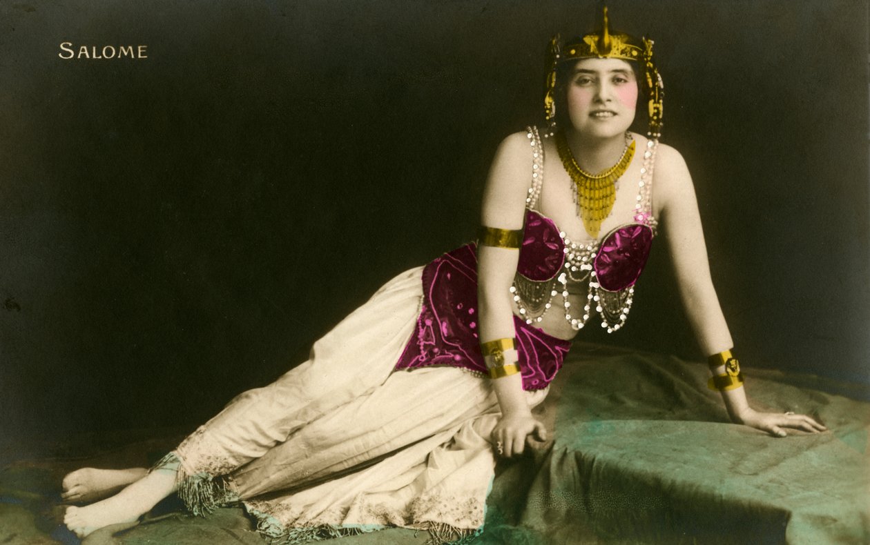 Salome poserte forførende i et avslørende kostyme av Photographer French