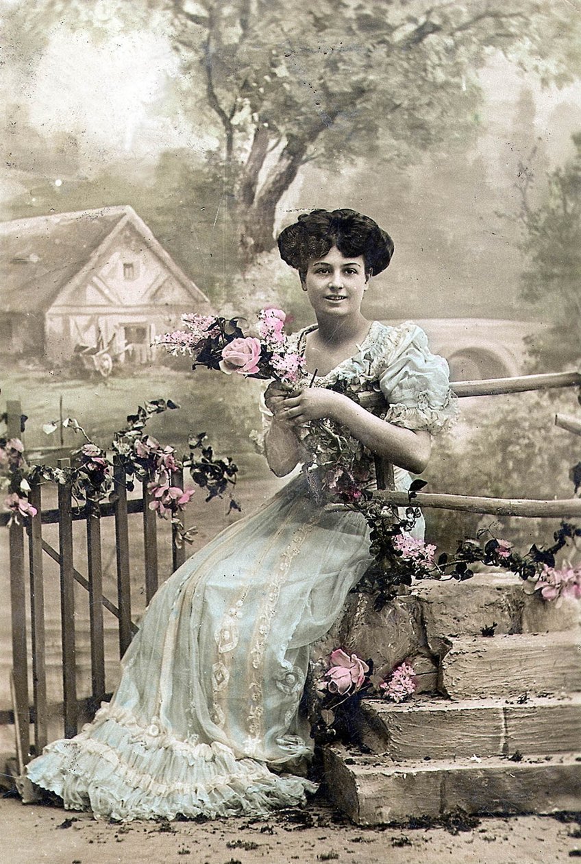 Kvinne med krans av blomster, postkort, ca. 1900 (håndfarget bilde) av Photographer French