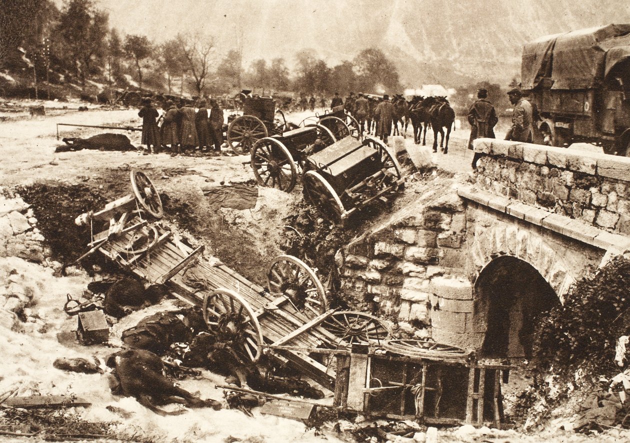 En italiensk ammunisjonskonvoi på en forsyningsvei nær Udine tatt under tysk artilleriild (s/hv-bilde) av Photographer German