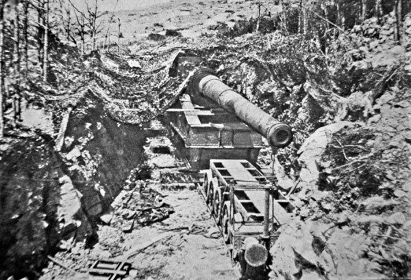 Big Bertha, en av flere gigantiske tyske kanoner montert på jernbane under første verdenskrig av Photographer German