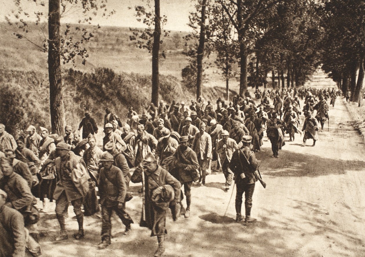 Franske fanger på veien mellom Soissons og Fismes under slaget ved Aisne av Photographer German