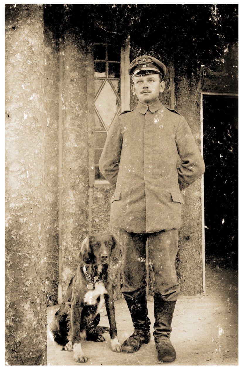 Den tyske hæren Feldwebel (sersjant) med en hund av Photographer German