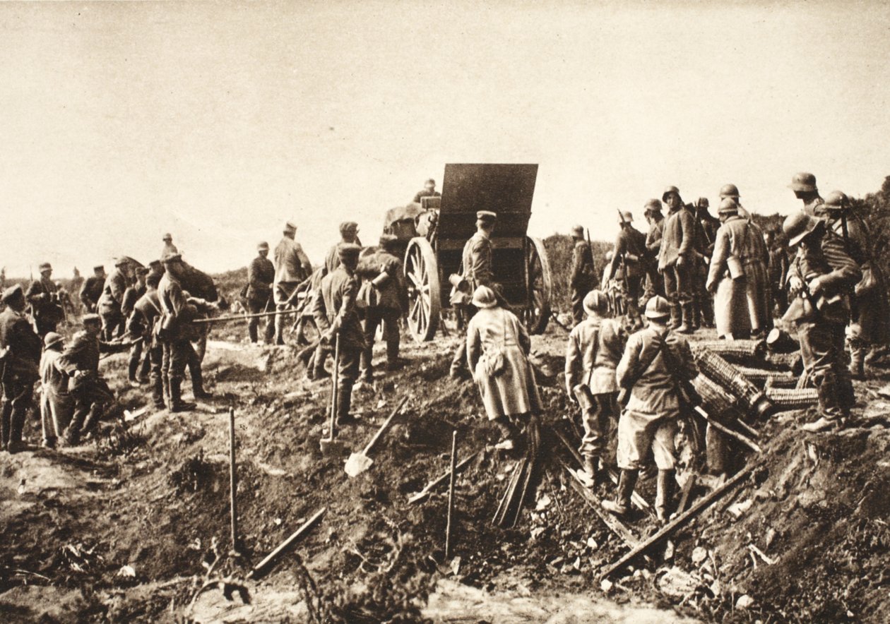 Tysk batteri beveger seg over vanskelig terreng før Fismes, fanget fransk i forgrunnen klar til å bli transportert (s/hvitt-bilde) av Photographer German