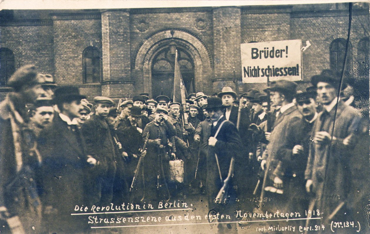 Tyske sivile og soldater i Berlin, november 1918 (s/hvitt-bilde) av Photographer German
