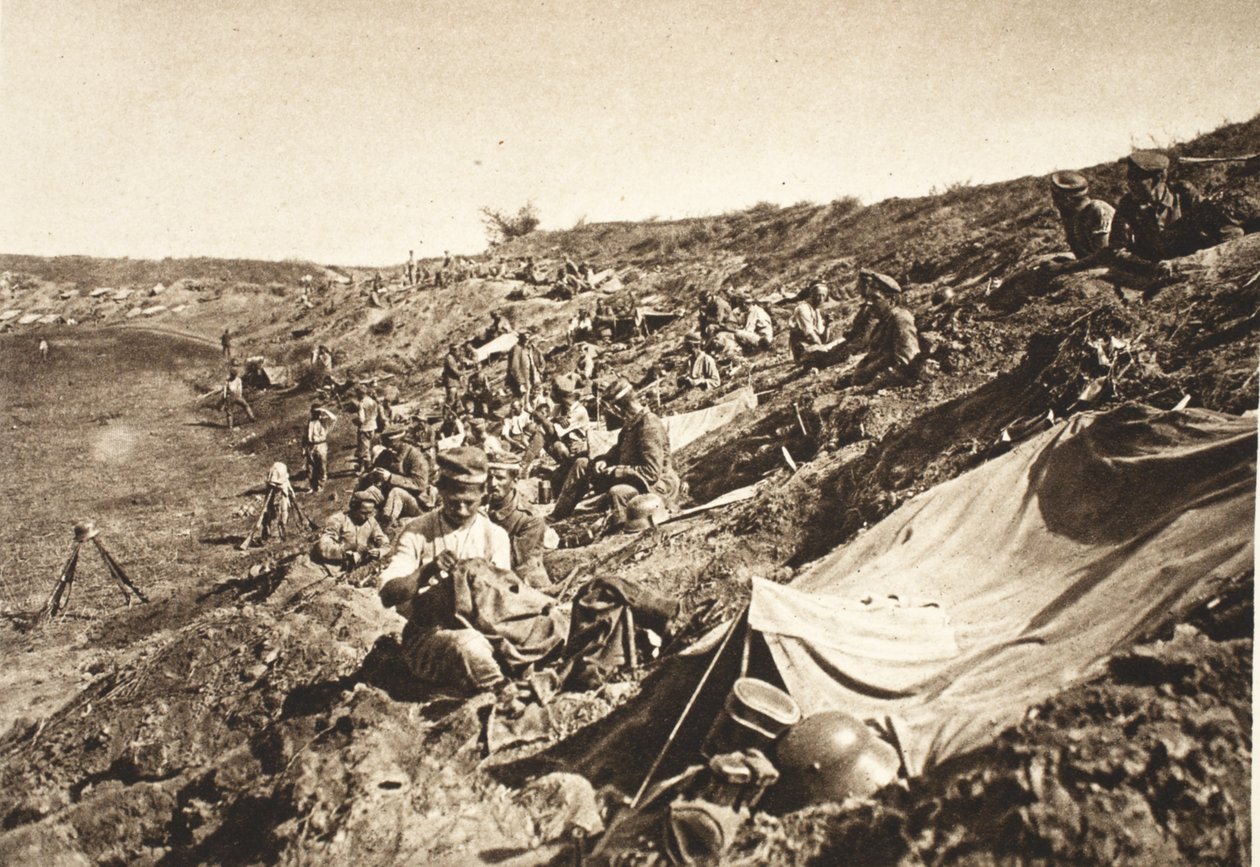Tysk infanteribataljon i reservestilling, under fremrykningen nord for Focsani, august 1917 (s/hv foto) av Photographer German