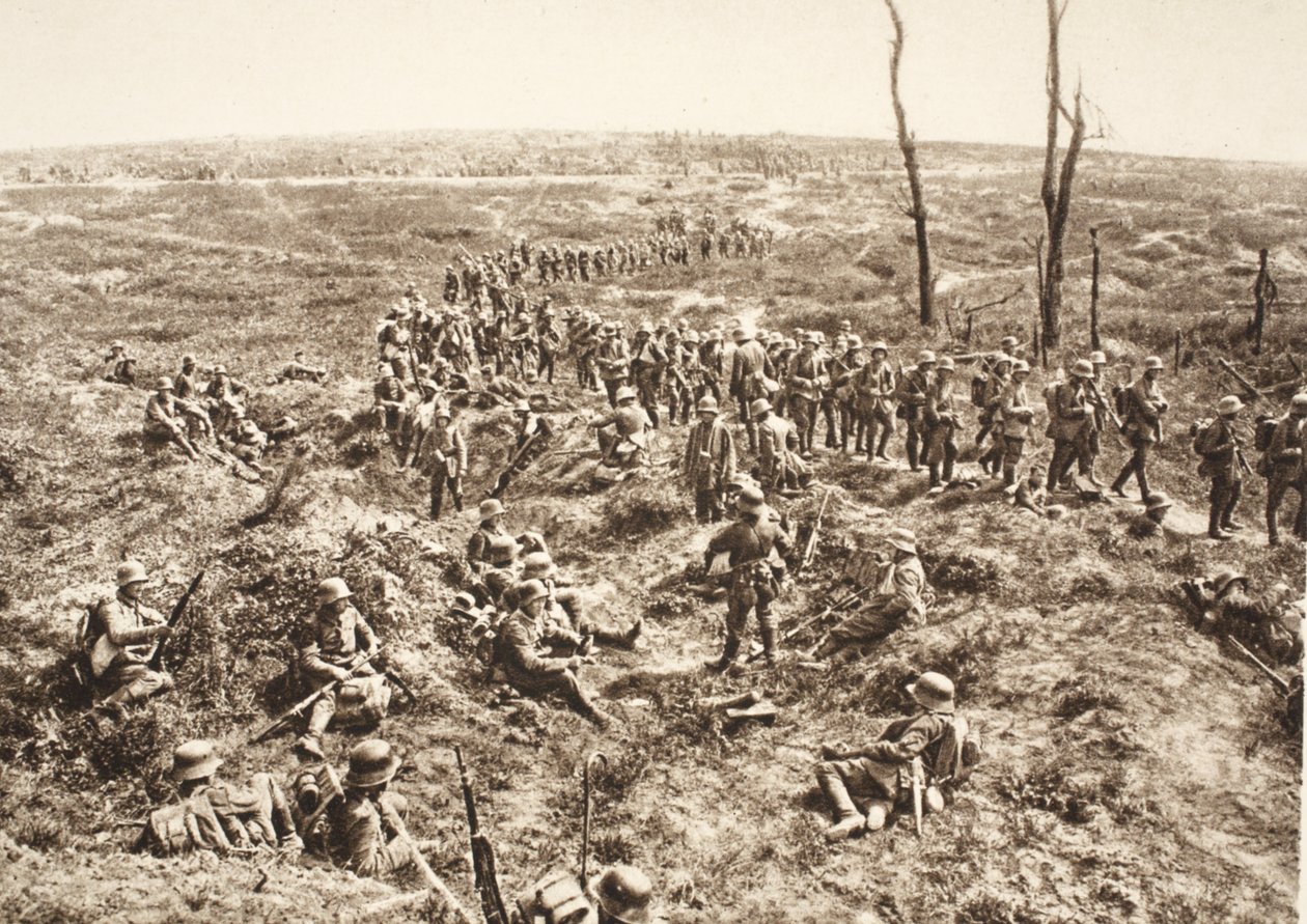 Tysk infanteri krysser Chemin des Dames for å følge den tilbaketrukne fienden, 27. mai 1918 (s/hv-bilde) av Photographer German