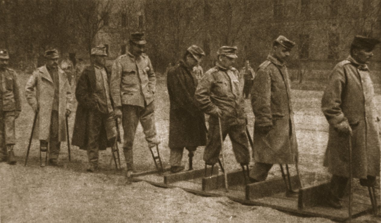 På Brest-Litovsk sykehus: forkrøplede østerrikere som øver på å gå med kunstige lemmer, fra 'The Illustrated War News', 26. juli 1916 (sepia-bilde) av Photographer German