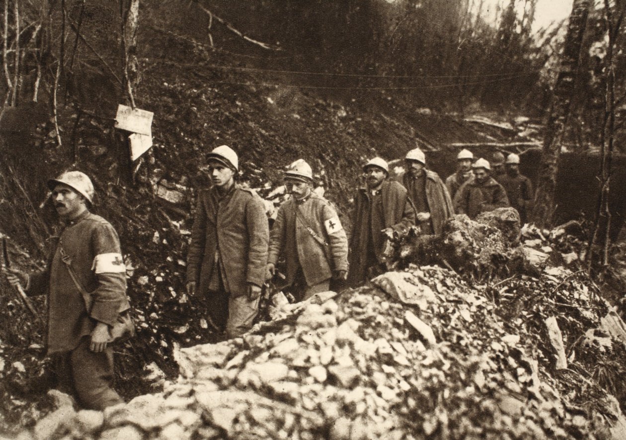 Italienske fanger ved Tolmin ledet tilbake gjennom sine egne stillinger den første dagen av kampen, 24. oktober 1917 (s/hvitt-bilde) av Photographer German