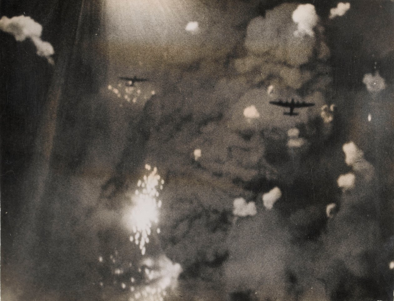 Fotografi tatt da Royal Air Force Lancasters angrep Dresden (s/hv-bilde) av Photographer German