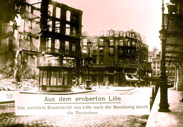 Den ødelagte byen Lille etter at de tyske troppene hadde tatt den, oktober 1914 (s/hv-bilde) av Photographer German