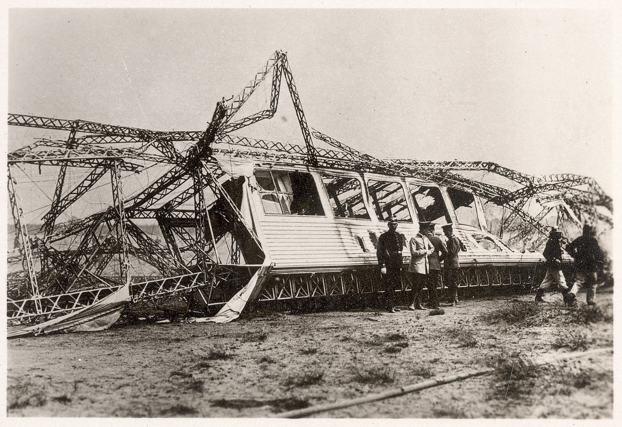 Ruinene av Zeppelin LZ10 "Schwaben" etter dens ødeleggelse 28. juni 1912 (s/hvitt-bilde) av Photographer German