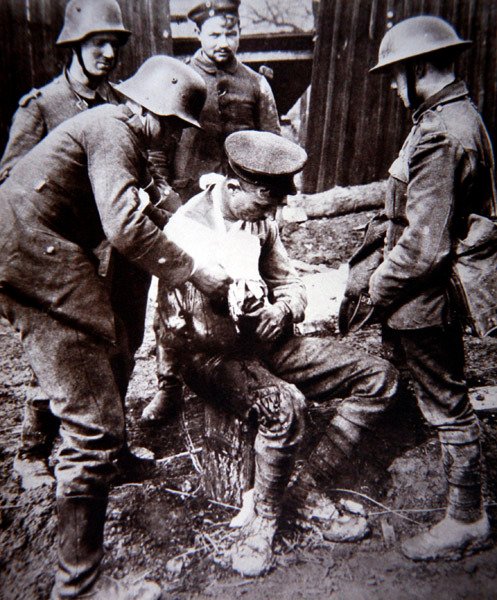 Tysk helsevesen under første verdenskrig tok seg av en såret britisk soldat på vestfronten av Photographer German