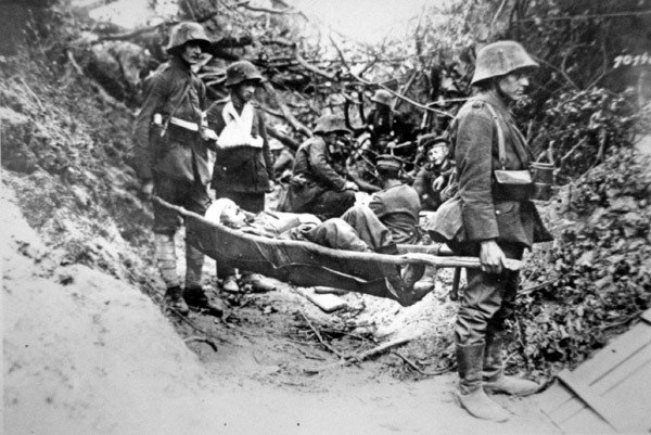 tyske soldater fra første verdenskrig som bærer en såret kamerat i improvisert båre, nær Soissons, juni 1918 (s/hv-bilde) av Photographer German