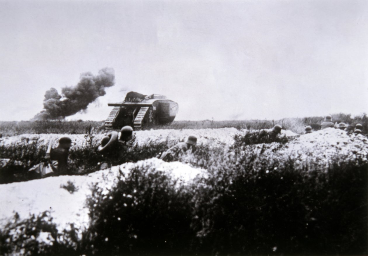 tyske stormtropper fra første verdenskrig bevæpnet med fremrykning av flammekaster, støttet av en fanget britisk Mark IV-tank av Photographer German