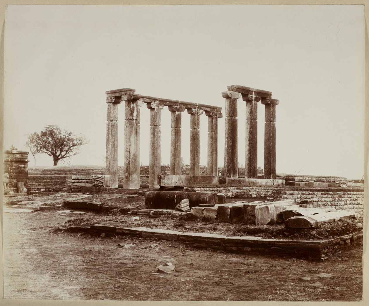 Sanchi, tempel 18, generell utsikt fra nord-vest av Photographer Indian