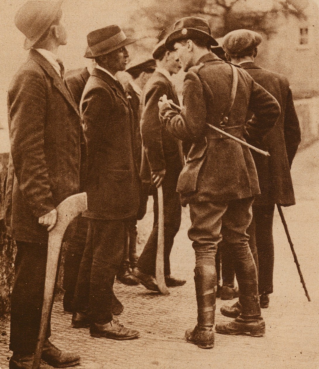 Sinn Féin-offiser og rekrutter, Irland (s/h-bilde) av Photographer Irish