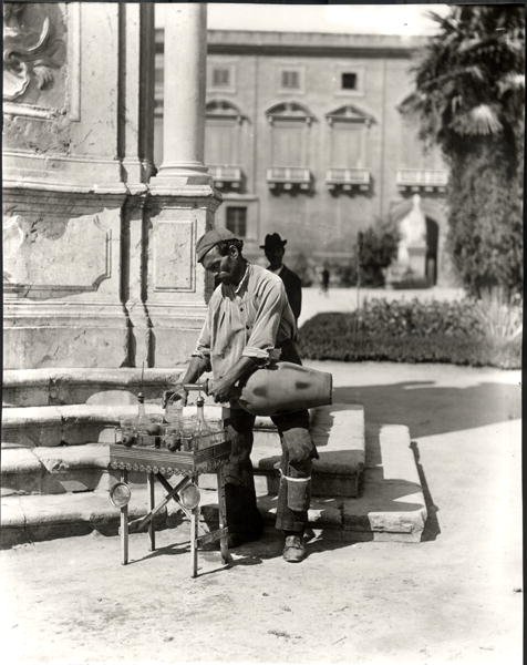 En vannselger, fra "Livet i Napoli" (s/hvitt-bilde) av Photographer Italian