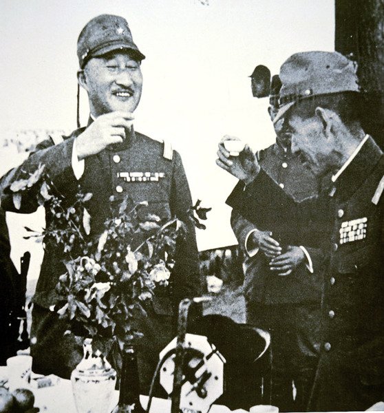 De japanske generalene Terauchi og Hata skåler med sake for fallet til Hsuchow, Kina i mai av Photographer Japanese