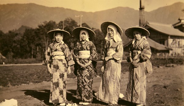 Japanske kvinner i tradisjonell kjole av Photographer Japanese