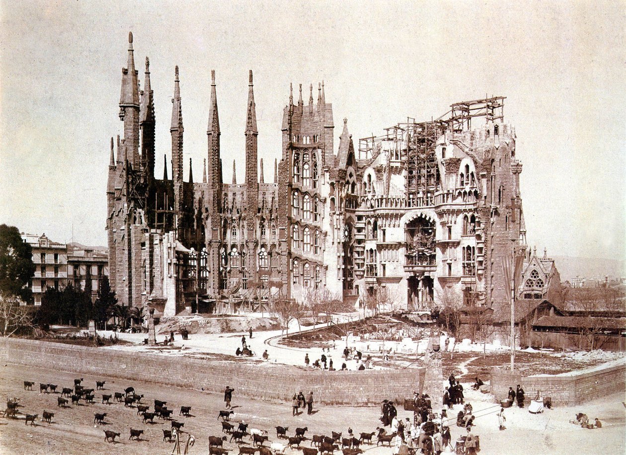 Utsikt over Sagrada Familia, Barcelona, ca. 1900 (s/hvitt-bilde) av Photographer Spanish