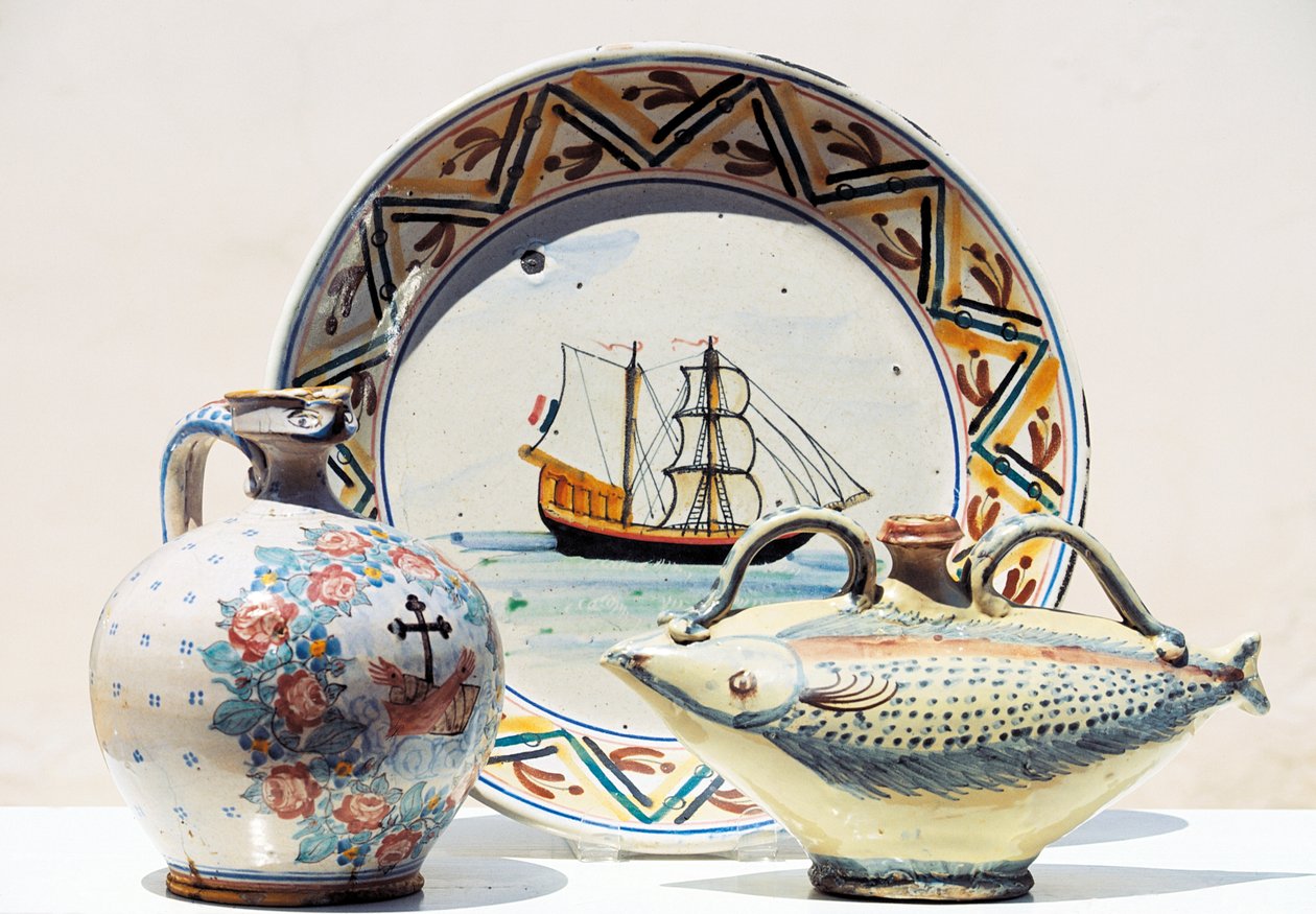 Gjenstander utstilt på Museum of Vietrisi Ceramics, Vietri sul Mare, Campania, Italia av Blaise Nicolas Le Sueur