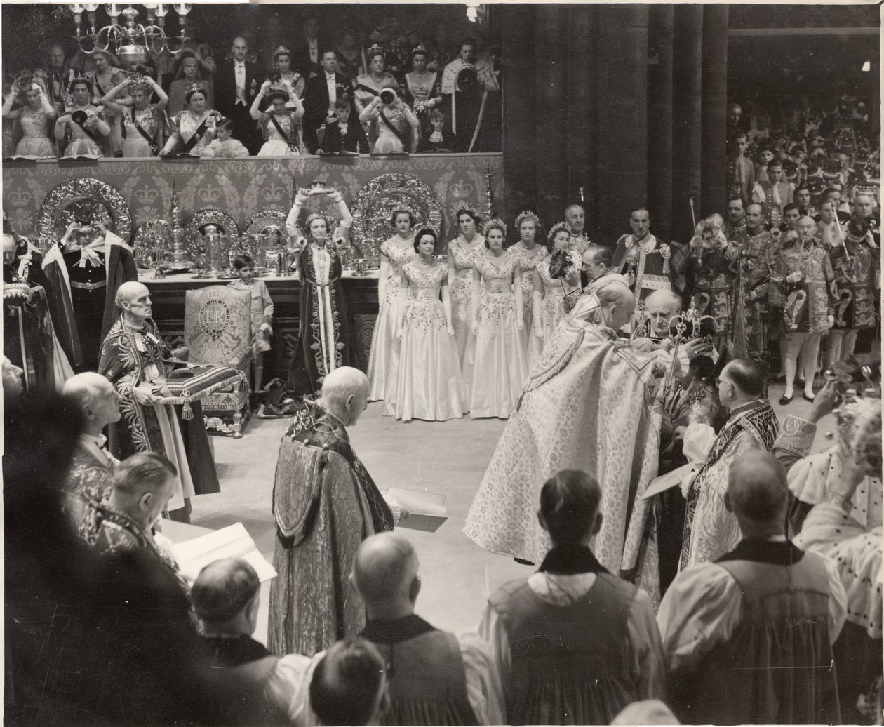 Hertuginne Mary, med kronen i luften og hyller dronning Elizabeth II ved kroningen av Blaise Nicolas Le Sueur
