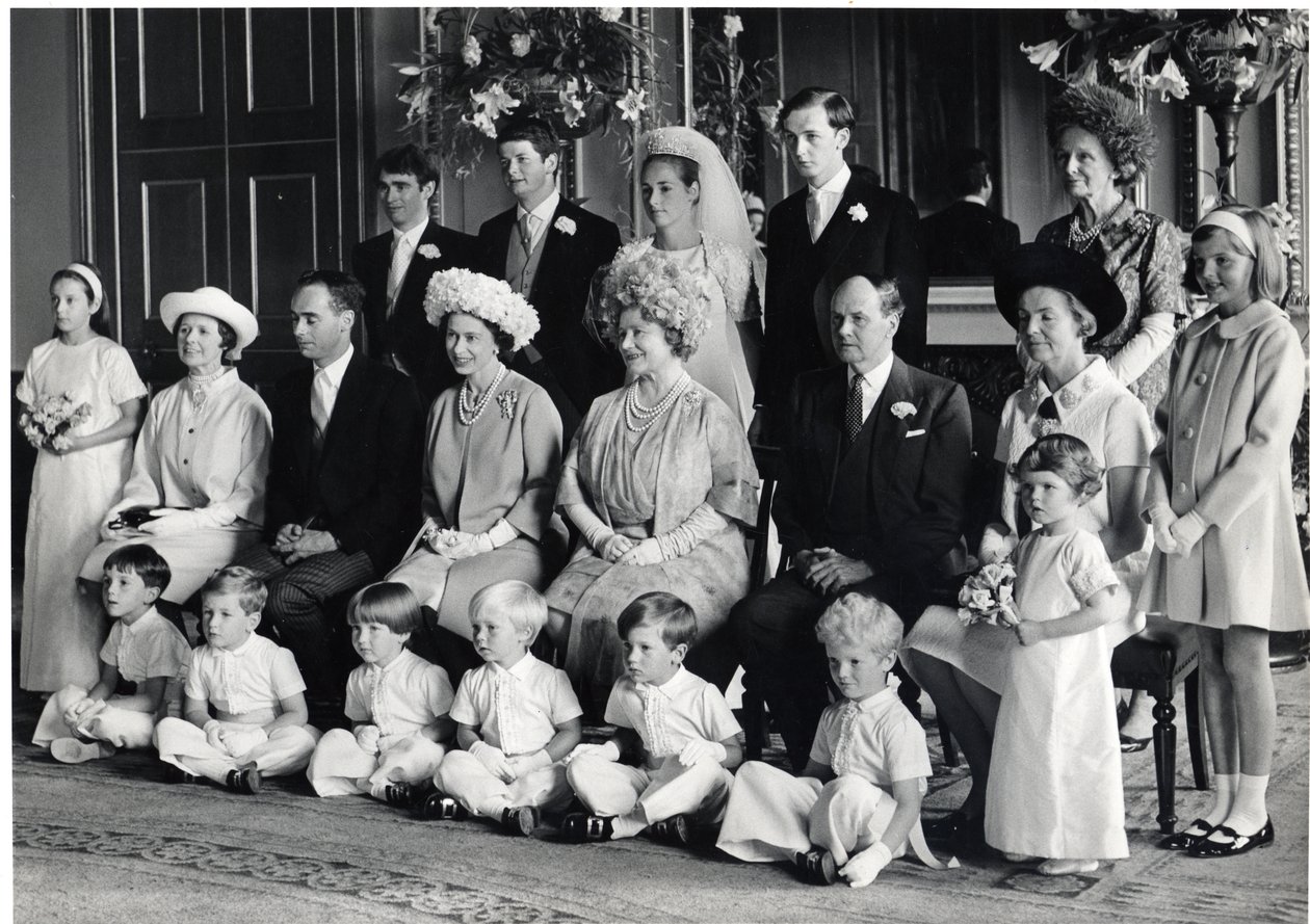 Gruppebryllupsfotografi av Lord Hartington og Amanda med HM Dronningen og Dronningens mor, 28. juni 1967 (s/hvitt-bilde) av Blaise Nicolas Le Sueur