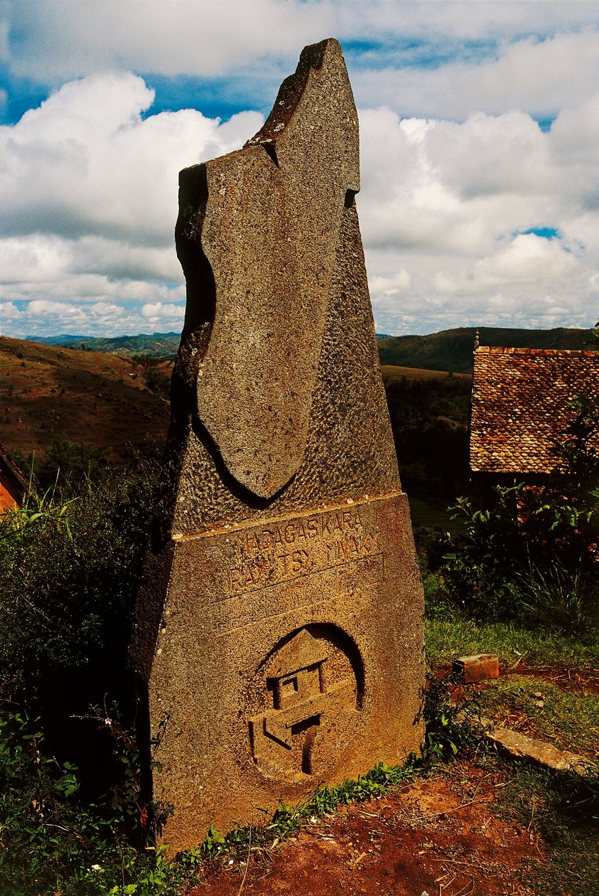 Stele som viser Madagaskar, Ambohimanga, Madagaskar av Blaise Nicolas Le Sueur