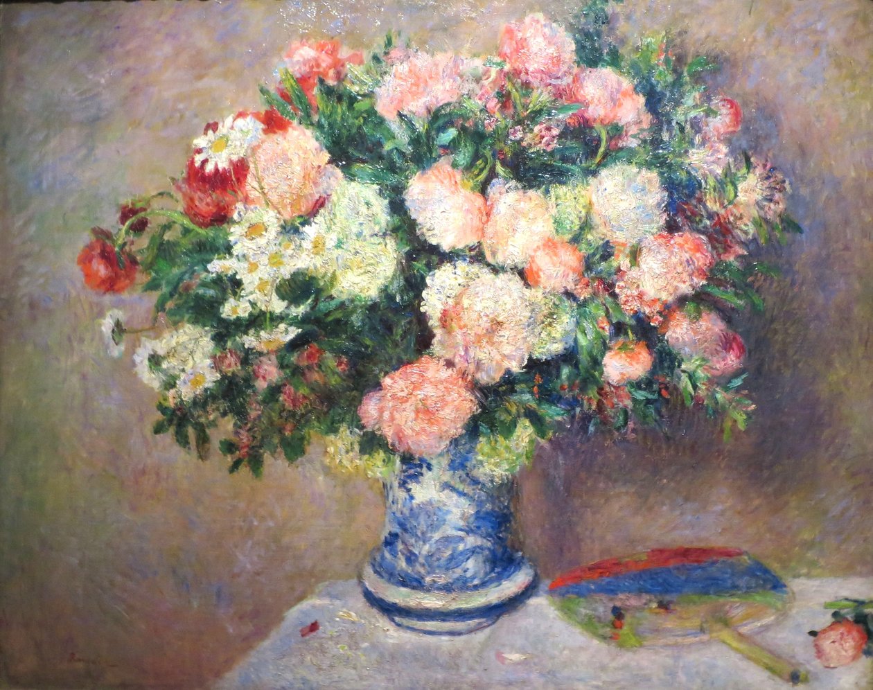 Bukett med krysantemum og en japansk vifte av Pierre Auguste Renoir