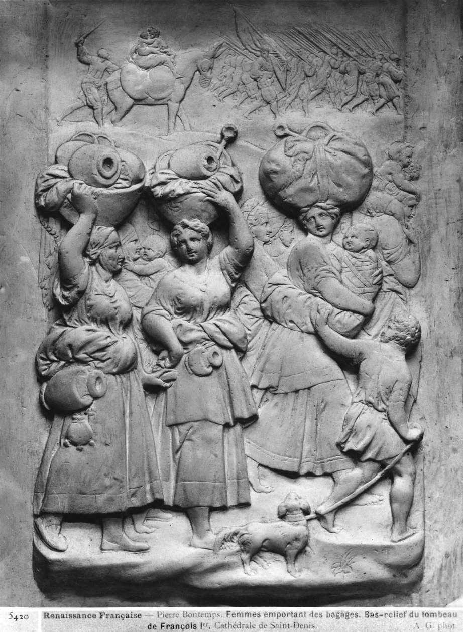 Graven til Francois I 1494-1547 og hans kone, Claude av Frankrike, detalj av en gruppe landsbykvinner som holder bagasjen på hodet, bestilt i 1548 gipsstøpt bw-foto av Pierre Bontemps
