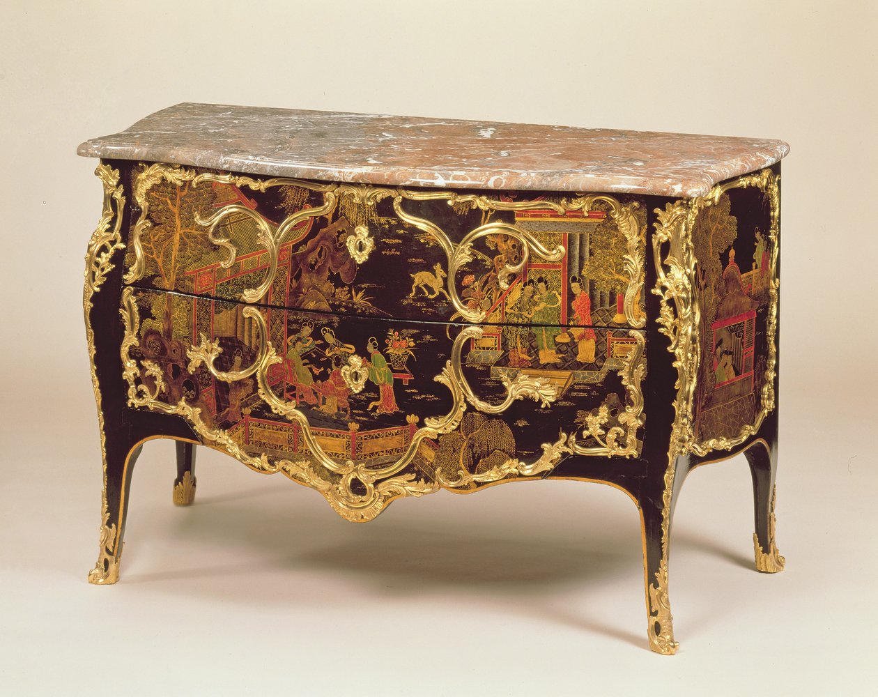 En Louis XV Commode, ca. 1745 (tre med ormolu-montert svart, gull og polykrom lakk) (se også 222379) av Pierre Roussel
